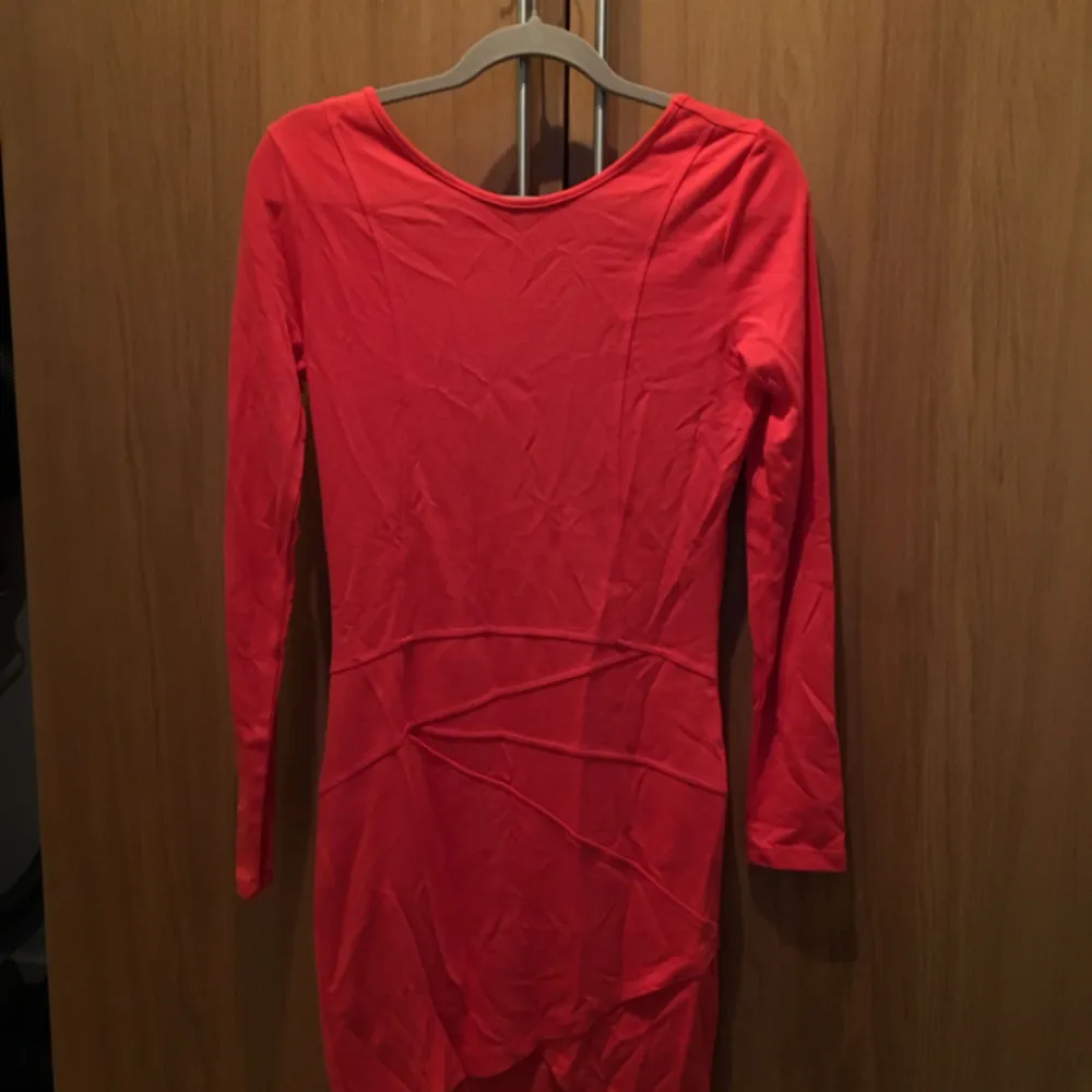 Orange/korall färgad klänning som sitter jätte bra.  Knappast använd! Från Vila.. Klänningar.