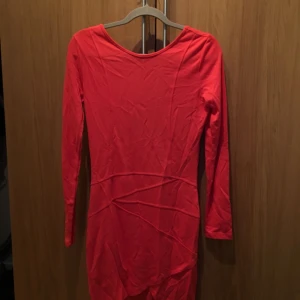  - Orange/korall färgad klänning som sitter jätte bra.  Knappast använd! Från Vila.
