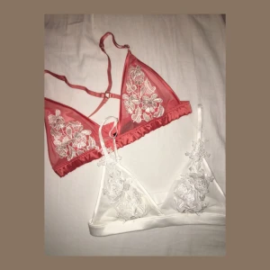  - Så himla fina bh-ar från Primark i London. Köpte dom i en stress så hann inte prova, och tyvärr passar dom nt mig!! Så dom är aldrig använda🌹 Superfin broderad spets och silkematerial, verkligen so pretty. Den rosa är i storlek XL och den vita är L, enligt lapparna. Säljer en för 80 elr båda för 150!! 🦋💎 Frakt betalas av köparen elr så möts vi upp i Stockholm!