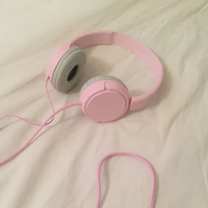  - 1 år gamla hörlurar i bubbelgumsrosa. Finns i Stockholm eller skickas mot frakt! 