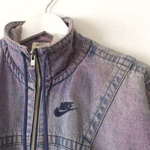 SÅ SNYGG jeansjacka från Nike! 🌟 fint vintage skick, har inget att anmärka på. Frakt ingår i priset (tung!)