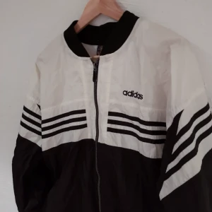  - ASSNYGG vintage windbreaker från Beyond Retro. Den här har jag fått många komplimanger i. Säljer för samma prisjag köpte den för eftersom jag inte använt den Frakt ingår i priset