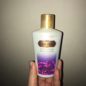  - Victoria secret body lotion i doften ”love spell” endast användt för att trycka upp pyttelite och känna doften på den! Frakt,35kr