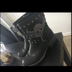  - Fina stövlar från Jumex med nitar, använda fåtal gånger.