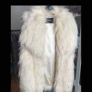  - Pälsväst i storlek S men passar även M och L (jag själv har L i kläder) Jättefint skick och passar likabra till vintern som våren och hösten.