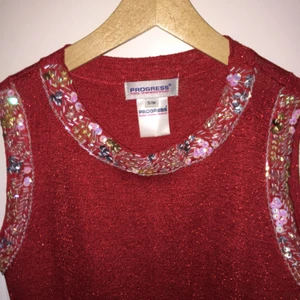  - Glittrig stickad röd topp med paljettkrage. Strl S/M. Knappt använd.