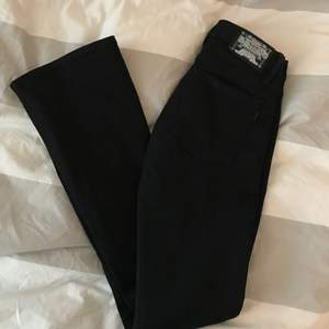 Ett par superfina bootcut jeans från crocker i storlek 25/31. Stretchiga i materialet. Använda få gånger och säljs då jag tyvärr växt ur dem. Betalning sker via swish, köparen står för frakt👍🏼