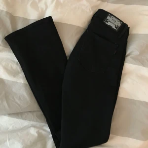  - Ett par superfina bootcut jeans från crocker i storlek 25/31. Stretchiga i materialet. Använda få gånger och säljs då jag tyvärr växt ur dem. Betalning sker via swish, köparen står för frakt👍🏼