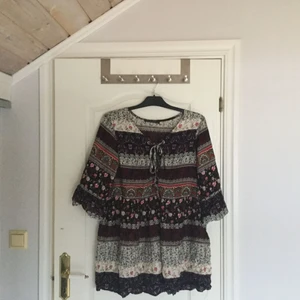  - Oanvänd blues / tunika.