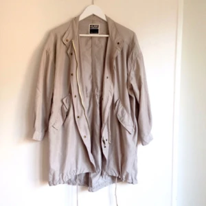  - Ljusgrå litet beige vårjacka, parkas, från Weekday! I mjukt och tunt material som har ett snyggt fall. Perfekt när solen behagar komma tillbaka! 🌼🌞🌼