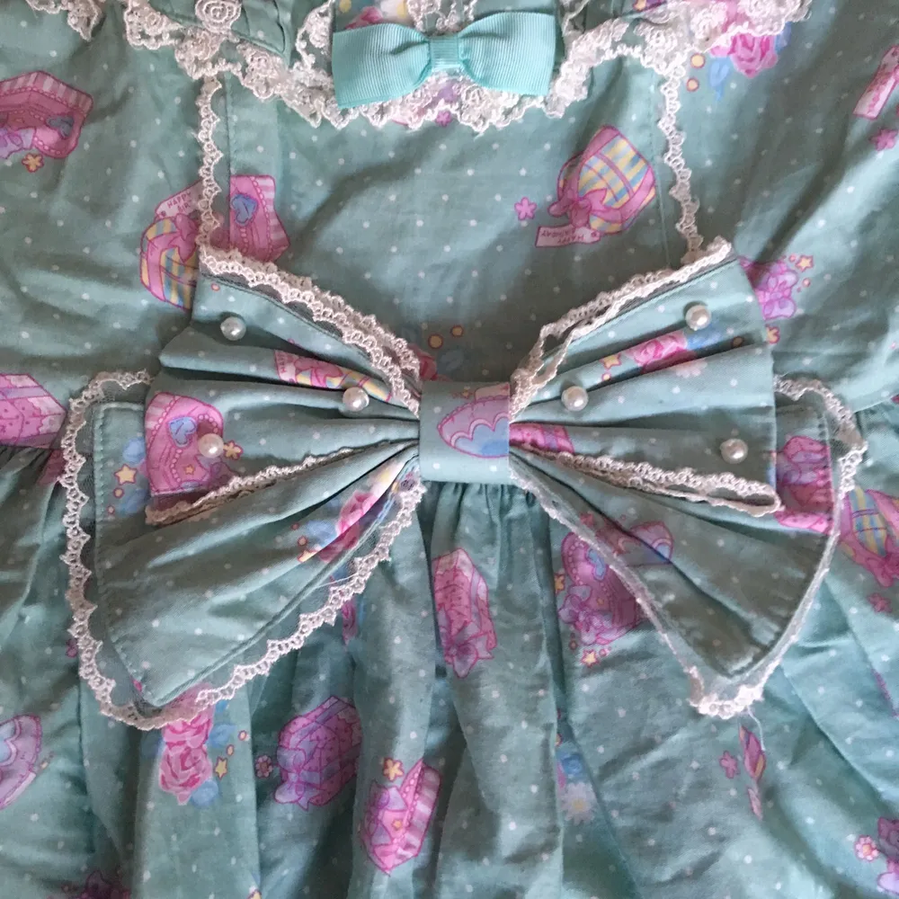 Lolita klänning från Bodyline, står ingen storlek men finns reglerbar midja, axelband samt korsett i ryggen . Klänningar.