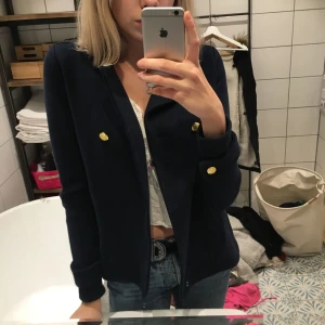  - En kappa från Lindex i färgen mörkblå men guld detaljer för mer bilder skriv kan mötas upp på Södermalm eller frakta (köparen står för frakten)💘
