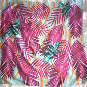  - Snygg scarf sitter alltid fint. Fina vårfärger fina sommarläger.  Köpare står för eventuell frakt (9kr) 