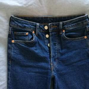 Vintagefit jeans (momfit modell), mörkblå. Säljer pga lite för små för mig. 