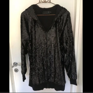  - Svart,Paljett-munkjacka från Story of Lola. Storlek S. Något längre i modellen så den faller fint. Så nice men användes tyvärr för sällan. Bra skick! Köparen står för frakten, alt. Möts upp i Stockholm. 