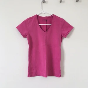  - Basic tisha i stark rosa färg 🍀 säljer det för frakt+10kr istället för att slänga :)