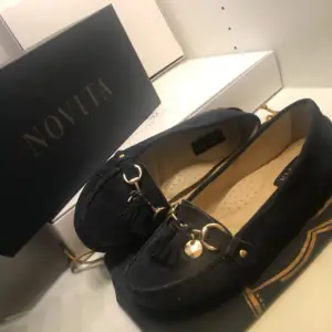 Säljer ett par stilrena loafers från märket Novita. Fin färg som passar bra till sommaren. Endast använda vid ett tillfälle, konfirmation. Så väldigt fint skick och inga slitage på varken skon eller sulan. Vid frågor bara att höra av er! :)   