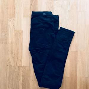De populära Svarta dr. Denim jeans i strl L. Aldrig använda. Hög midja med mycket tight och stretchig passform. Köparen står för frakten 🦋