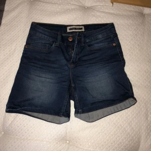  - Mörka Jeans shorts Köparen står för frakten😃