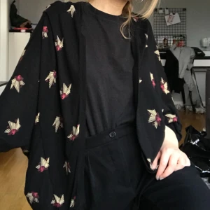  - Mönstring kofta från warehouse. Använd fåtal gånger Möts upp i Stockholm annars tillkommer frakt! 