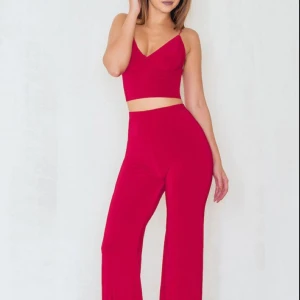  - Set från Rebecca Stella. Storlek medium på både toppen och byxorna, byxorna har två pyttesmå hål fram på magen som knappt syns. Nyskick, Setet är använt endast en gång. Frakt tillkommer! 