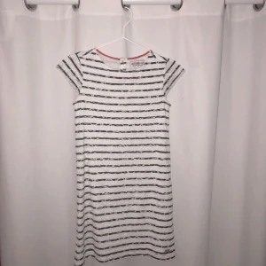  - Vit/marinblå ranglig klänning. Använd 2 ggr.   Köparen står för frakt