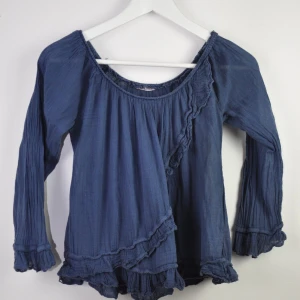  - Superfin marinblå blus från Tessie strl xs!   ✖️Finns att hämta i Vellinge utanför Malmö  ✖️Betalning via swish   ✖️Billigare vid köp av flera varor  ✖️Postar samma eller nästa dag  ✖️Alltid foto/videobevis  