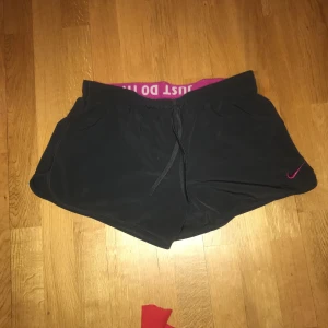  - Grå-magenta Nike tränings shorts.