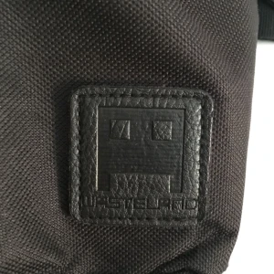  - Midjeväska köpt i Kristiania, Danmark. Ett stort fack och två mindre, en på framsidan och ett på baksidan. Justerbar axelrem.  Använd fåtal gånger, alltså i ett så gott som ny-skick.