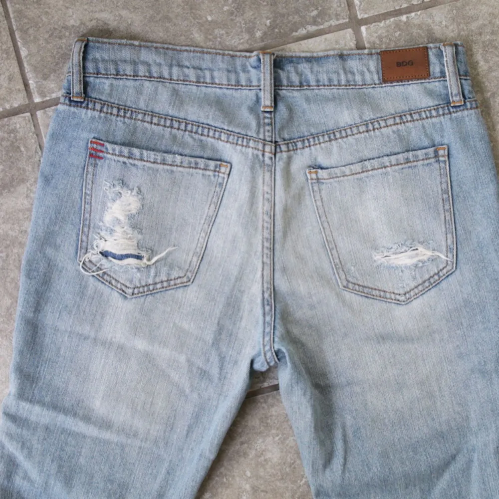 Ljusa trashed jeans i boyfriendmodell från Urban Outfitters inköpta i New York. Gott skick! Waist 26. Köparen står för frakten ✨. Jeans & Byxor.
