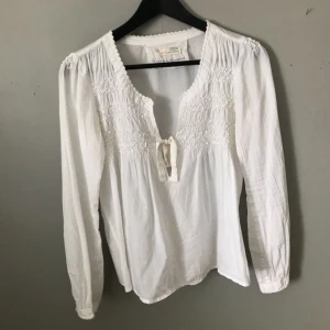  - Jättefin Odd Molly blus med paljetter som tyvärr inte kommer till användning. Använd endast ett fåtal gånger och i mycket fint skick.