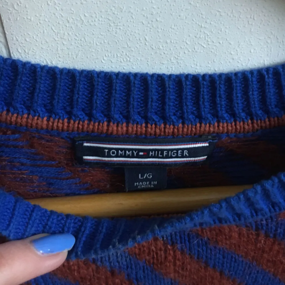 Finstickad tröja från Tommy Hilfiger i storlek L men passar även M. Köpt second hand men jag själv har knappt använt den, tycker inte den känns så gammal i skicket heller.  Frakt inkluderat i priset!. Stickat.