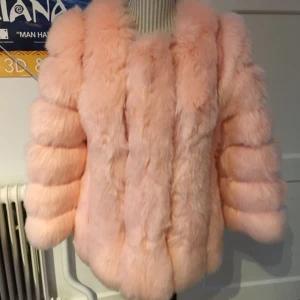 Affingos pälsjacka rosa  - Faux fur kappa från Affingos. SLUTSÅLD! Nypris: 1000 kr. Mitt pris: 800 kr fraktad och klar! ✨ Bara testad så den är NY! 🌺🌺🌺🌺🌺🌺