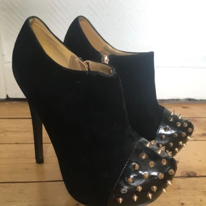  - Köpte dessa på Tradera för ett par år sedan och jag älskar dem men använder aldrig så hoppas att de kan komma till användning hos någon annan! Tror de är ca 16cm höga, jättebra skick och nitarna är vassa som klor! Kan mötas upp i Malmö, köparen står för frakt annars! :)