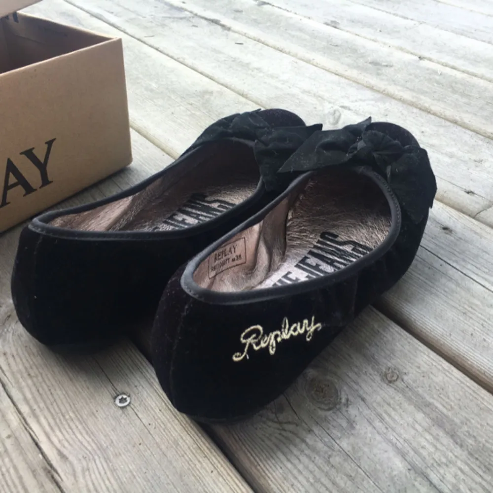 Ballerinaskor från Replay i storlek 38. Säljs då de bara ligger i garderoben o aldrig blivit använda, därmed en kvalité som ny🌸 köparen står för frakt💗 skorna är i sammet o en roset där fram. Skor.