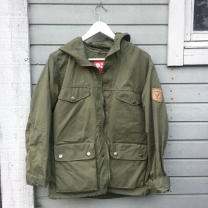  - Fjällrävenjacka grön i jättebra skick, fin till våren ✨ köparen betalar eventuell frakt!
