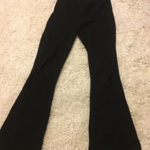  - Bootcutbyxor från ginatricot i skönt material. Knappt använda. Köparen står för frakten! 