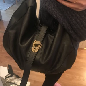  - Burberry s large black leatner boho bag Handles and a shoulder strap with chain Used only few times, in very good condition with dust bag. sale for 1800kr