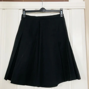  - Veckad kjol, vintage, hög midja.  Längd: 53 cm Midjeomkrets: 70 cm Vidd: 78 cm