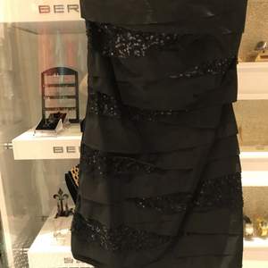 En supersnygg svart klänning med detaljer av paljetter. Från GinaTricot i storlek 36. 