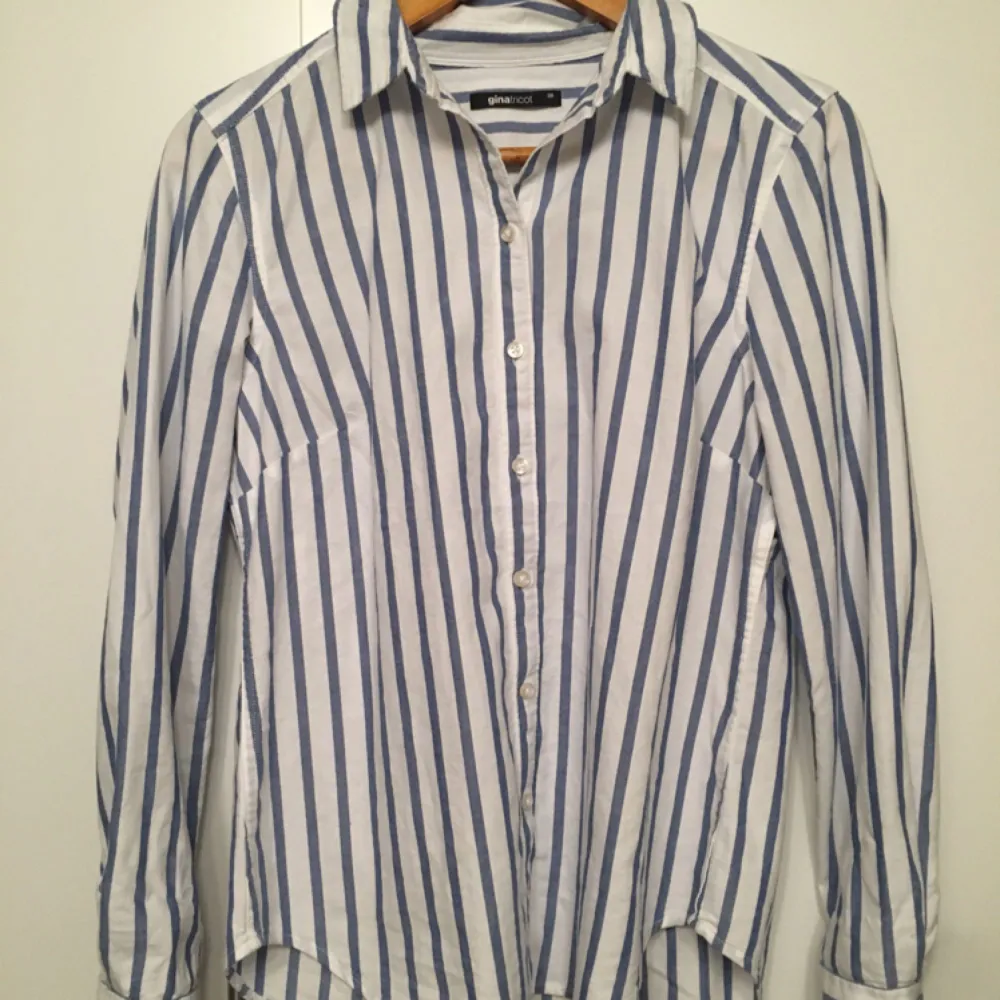 Aldrig använd bomullsskjorta från ginatricot. Funkar till en M eller som en översized till XS/S. . Skjortor.