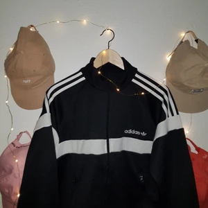  - ASCOOL track jacket från adidas, använd 1 gång. Frakt ingår i priset! Köpt på UO. 