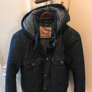  - Levis täckjacka. Trevligt begagnat skick, varm och skön. Hämtas i Uppsala eller skickas mot portokostnad 