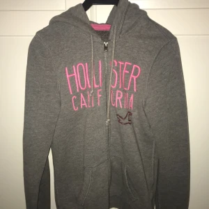  - Hollister kofta, köpt för 499:-  Frakten är redan beräknad i priset!