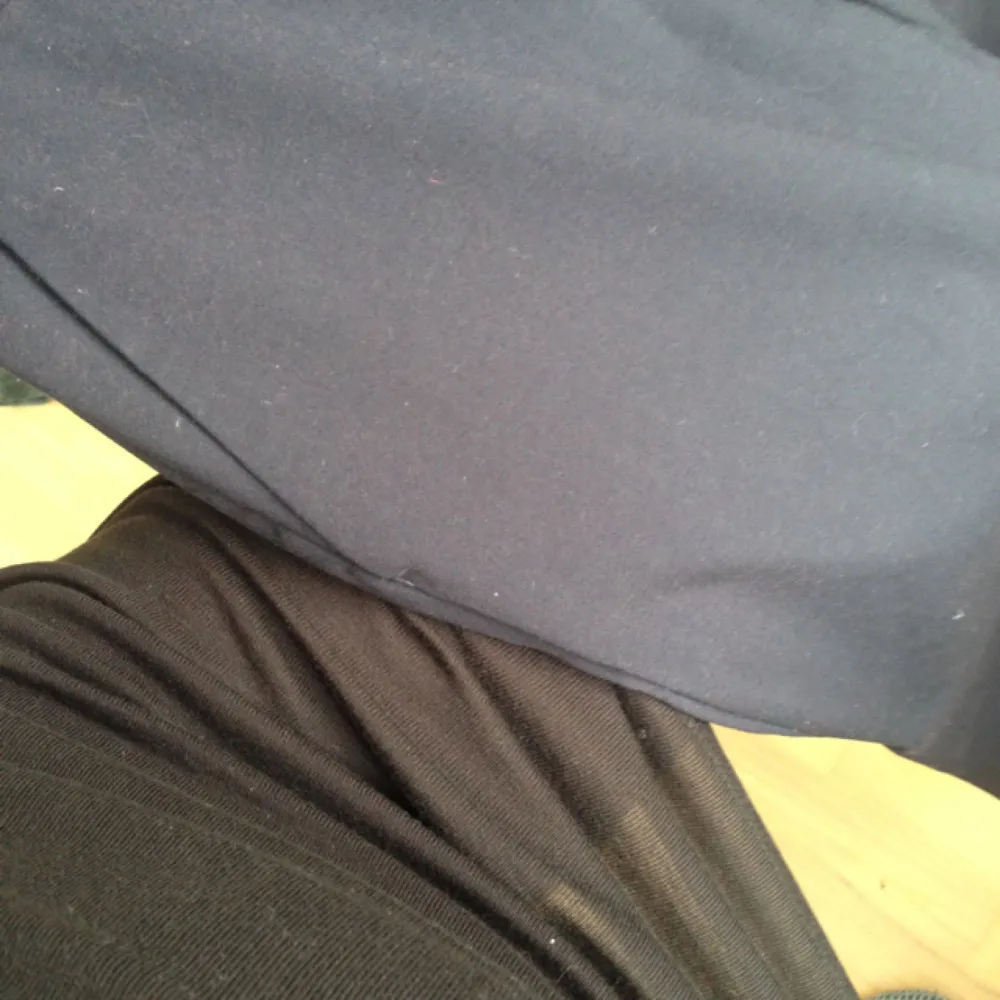 Mörkblåa kostymbyxor från H&M. Storlek 36. Normalhög midja, slim fit.  Ficka på höger sida bak. . Jeans & Byxor.