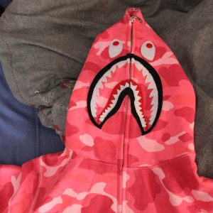  - Inköpt från Hong Kong. Storleken är egentligen M i asiatisk storlek, är alltså en storlek mindre dvs S