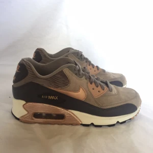  - Nike Air Max strl 38, använda endast en gång. Har en liten vit fläck på ena skon (se bild 3), men annars så gott som i nyskick. 