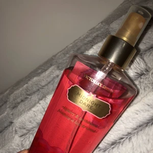  - En victoria secret body mist som endast är sprutad en enstaka gång, i doften ”midnight dare”💕 den kan skickas men då får köparen stå för frakten😊 vill gärna bli av med alla mina VS😊💕