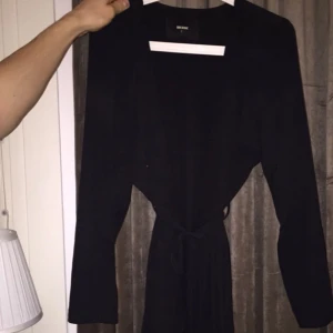  - En trenscoat från bik bok i bra skick, knappt använd