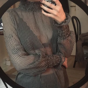  - halvtransparent blus från ginatricot! superfin med en spets-bh under! använd en gång. de flesta priser kan diskuteras, skriv i PM med bud!  jag möts upp i Stockholm eller skickar mot fraktkostnad.